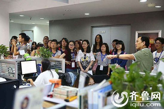 网媒记者在韩都衣舍参观采访