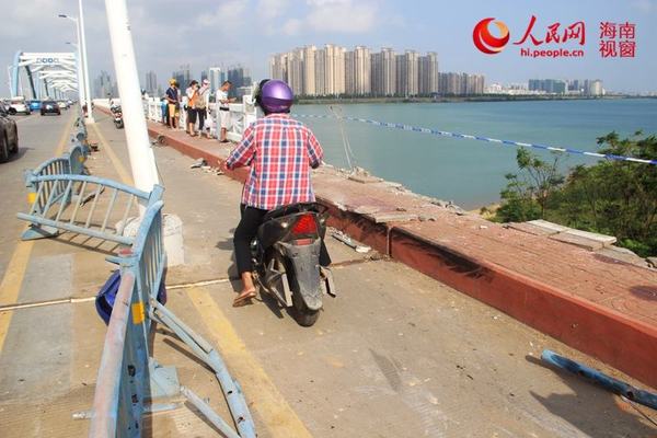 十余米的护栏被撞坏