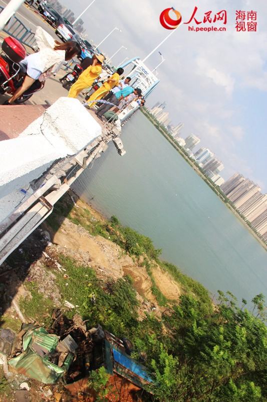 事发时重卡司机连车带人坠下桥