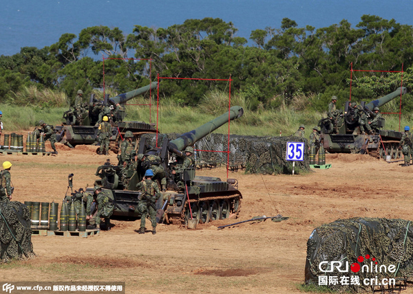 台湾汉光军演举行 士兵试射榴弹炮(高清组图