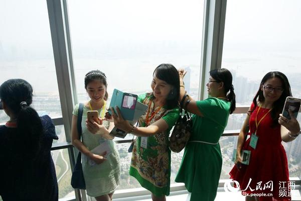 百名优秀教师登顶“江西最高楼” 叹赣江两岸美景很惊艳。