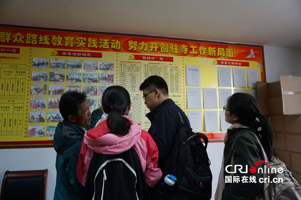 管委会主任洛布向记者介绍情况