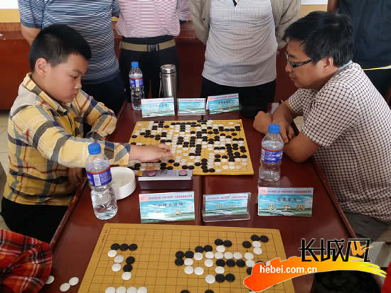 参加围棋比赛的不同年龄段选手。长城网郭洪杰摄