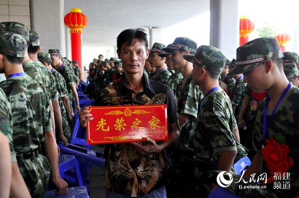 家有好子弟。  吴隆重 摄