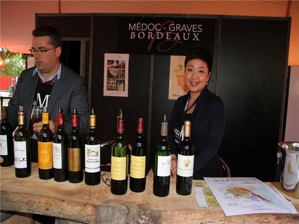 　　四方庄园总经理范丽娜（右）携酒参加美食节波尔多红酒展。
