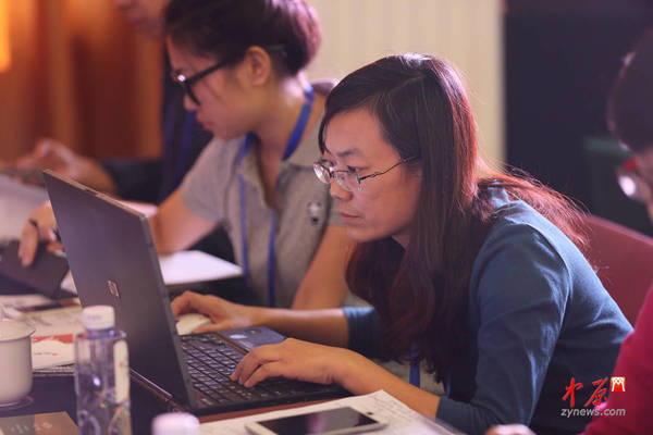 媒体记者正在写稿