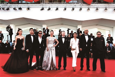 威尼斯电影节闭幕 《老炮儿》剧组走红毯|刘桦