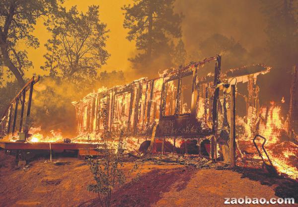 北加州野火持续狂烧 四消防员烧伤5000人疏散