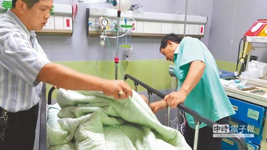 吴父(右)前往医院认尸,哀恸不已。(图自台湾“中时电子报”)