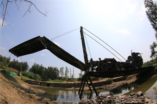 机动途中工兵分队临机架设桥梁。王昊 摄