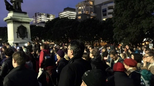 新西兰民众雨夜集会为难民争取配额(图)|难民|奥