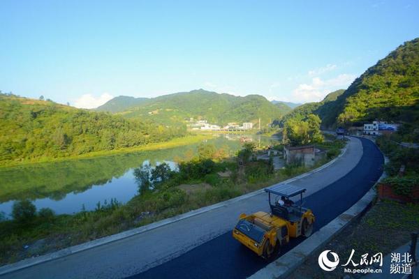 湖北:十竹路(281省道)竹山县段进入沥青路面铺