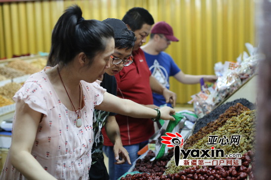 “环游天山·千里黄金线”全国网络媒体及新疆名家一行正在二道桥购物