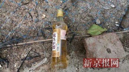 现场留下的疑似汽油瓶。家属供图