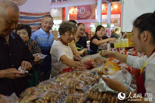 图为市民在月饼节上抢购月饼。（王波 摄）