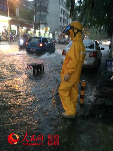 海口市区因暴雨积水