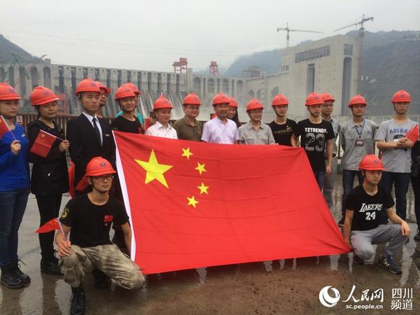 天安门国旗班首任班长董立敢与四川大学锦城学院同学们参观向家坝水电站。黄娟 摄