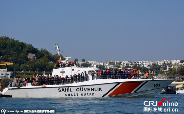 一艘载有200余人的难民船当地时间15日在土耳其附近海岸倾覆,船上超20人溺亡,其中包括儿童和妇女。图片来源:CFP