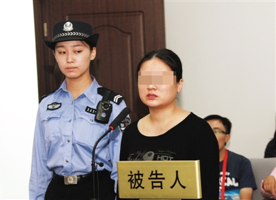 昨日，姜某因从非洲黑市买象牙制品带回国，在四中院受审。她称这些象牙是作为&ldquo;土特产&rdquo;买回的，但法院认定其构成走私珍贵动物制品罪。本版图片/法院供图