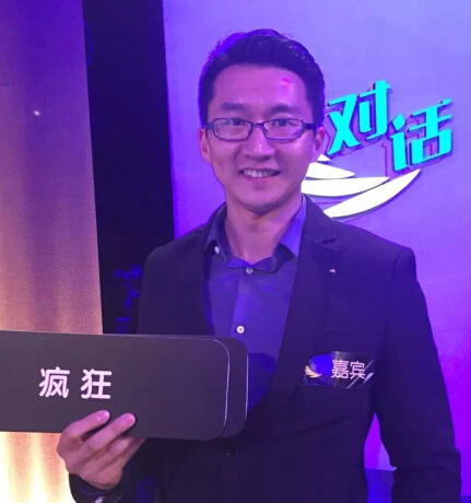 图：举着疯狂标签的朱旭