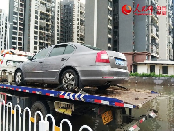 泡水车辆被拖走