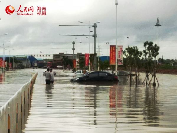 海口暴雨后白水塘路段变汪洋
