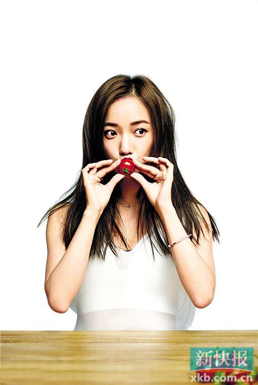 需要我教教她吗?    近日,王珞丹曝光了一组清新文艺范儿封面大片,气质超脱。