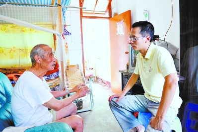 当地志愿者常到敬老院看望李老。