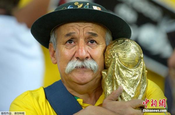 巴西第一球迷爷爷去世 抱金杯痛哭成经典|球迷