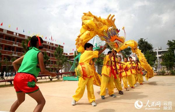 舞龙。摄影：范南丹