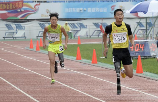 山东刀锋战士李茂大200米雨中夺冠 曾在100米