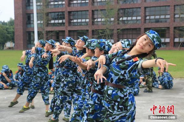 四川大学锦江学院妹子军训间隙斗舞引爆全场