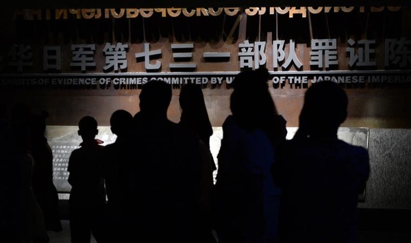 9月18日,参观者在侵华日军第七三一部队罪证陈列馆内参观。