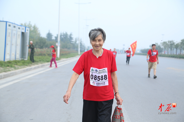 79岁的买奶奶正在赛道上行走