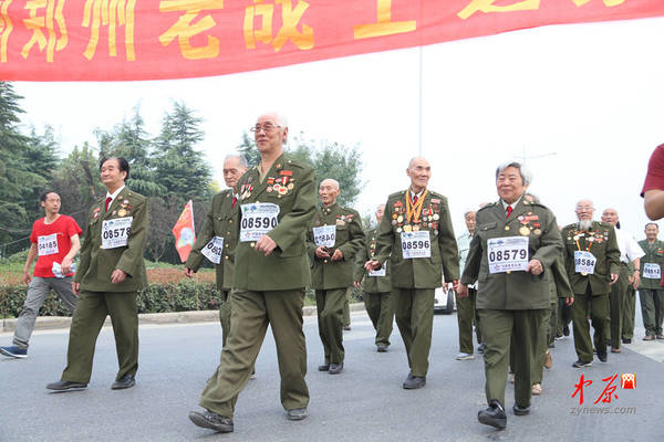 老兵方队走过赛道