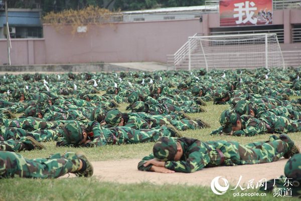 卧倒在操场上的学生。钟哲 摄