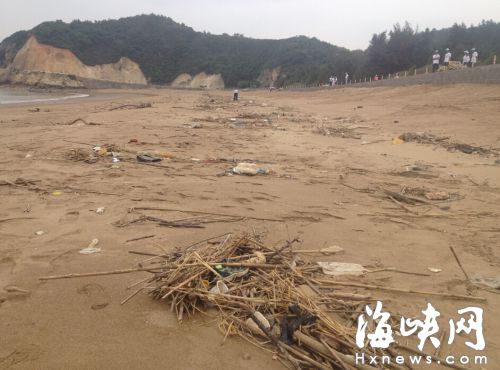 福州连江粗芦岛:350米海滩 清出1吨多垃圾|海滩