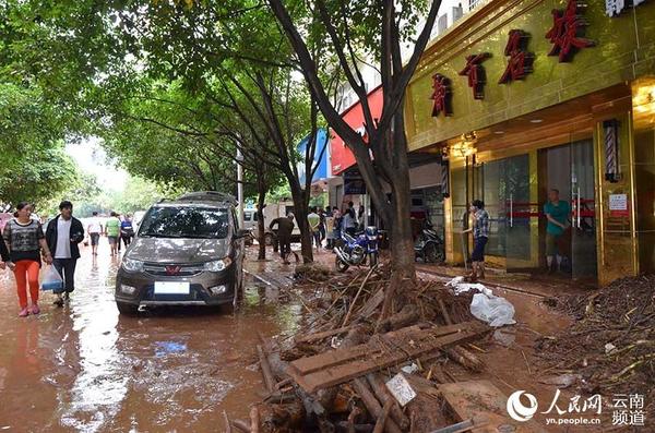 受灾后的街道。（华坪县政府新闻办 供图）