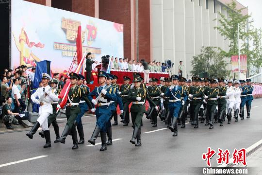 长沙航院国旗方阵走过主席台. 刘永忠 摄