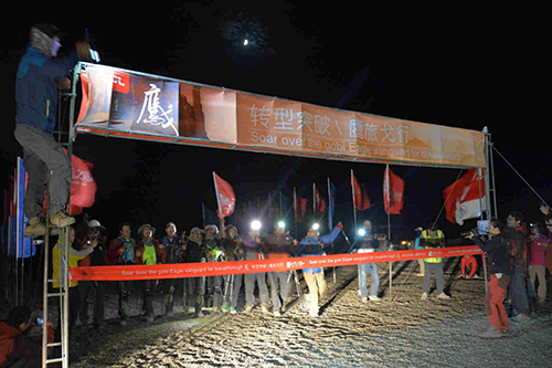 23名戈友夜抵营地（人民网贾兴鹏 摄）