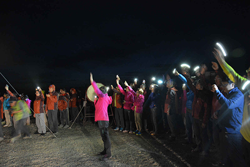 全体人在门口打灯迎接晚归的戈友（人民网贾兴鹏 摄）