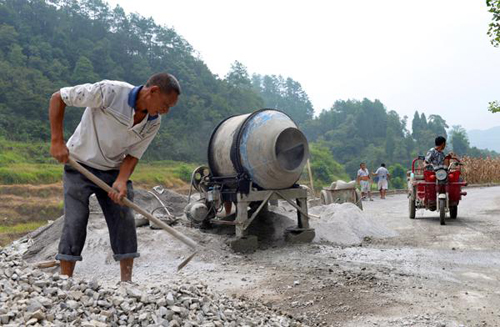 近日,笔者在凤冈县王寨镇新民至王寨段公路提级改造施工现场看到,多台