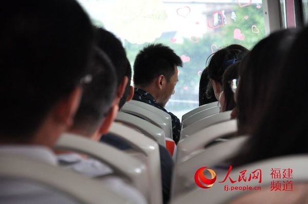 “爱情巴士”上结对乘坐的男男女女。陈遥摄