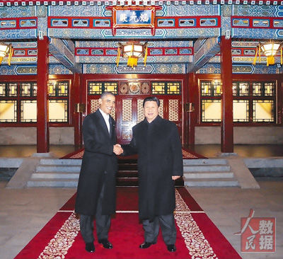 习近平主席同奥巴马总统瀛台夜话。这是两国元首在涵元殿前握手。（人民日报全媒体平台资料照片）