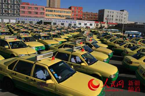 国庆期间，全市12338辆出租车将统一固定悬挂国旗。