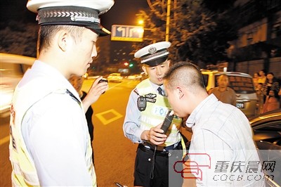 遇查酒驾 一男一女 丢车就跑|驾车|男子