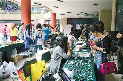 市民在创意集市挑选工艺品。