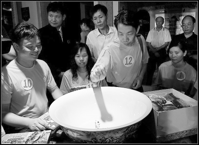 中秋博饼在闽南一带十分流行。（资料图片）