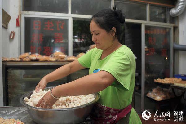 用手充分拌匀,一般礼饼的肉馅需要腌制一天 邹家骅摄