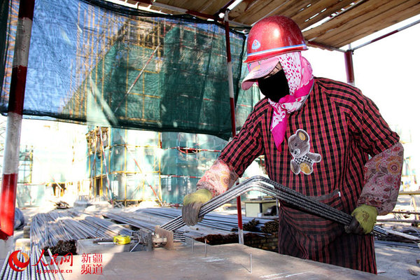 建筑工人加工钢筋。